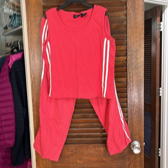 Exercise set with stripes - Picture 2 of 3